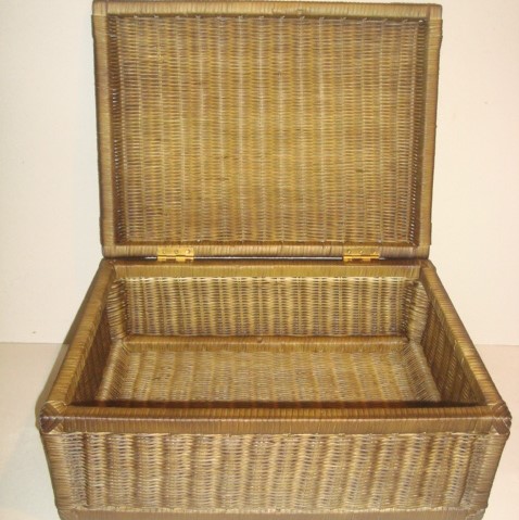 Picnic basket made of cane with a lid.